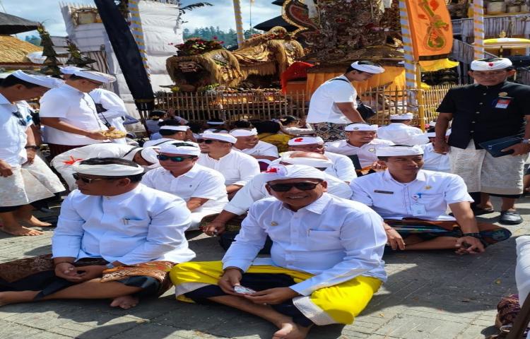 Pemkab Karangasem Laksanakan Persembahyangan Tawur Tabuh Gentuh di Pura Besakih